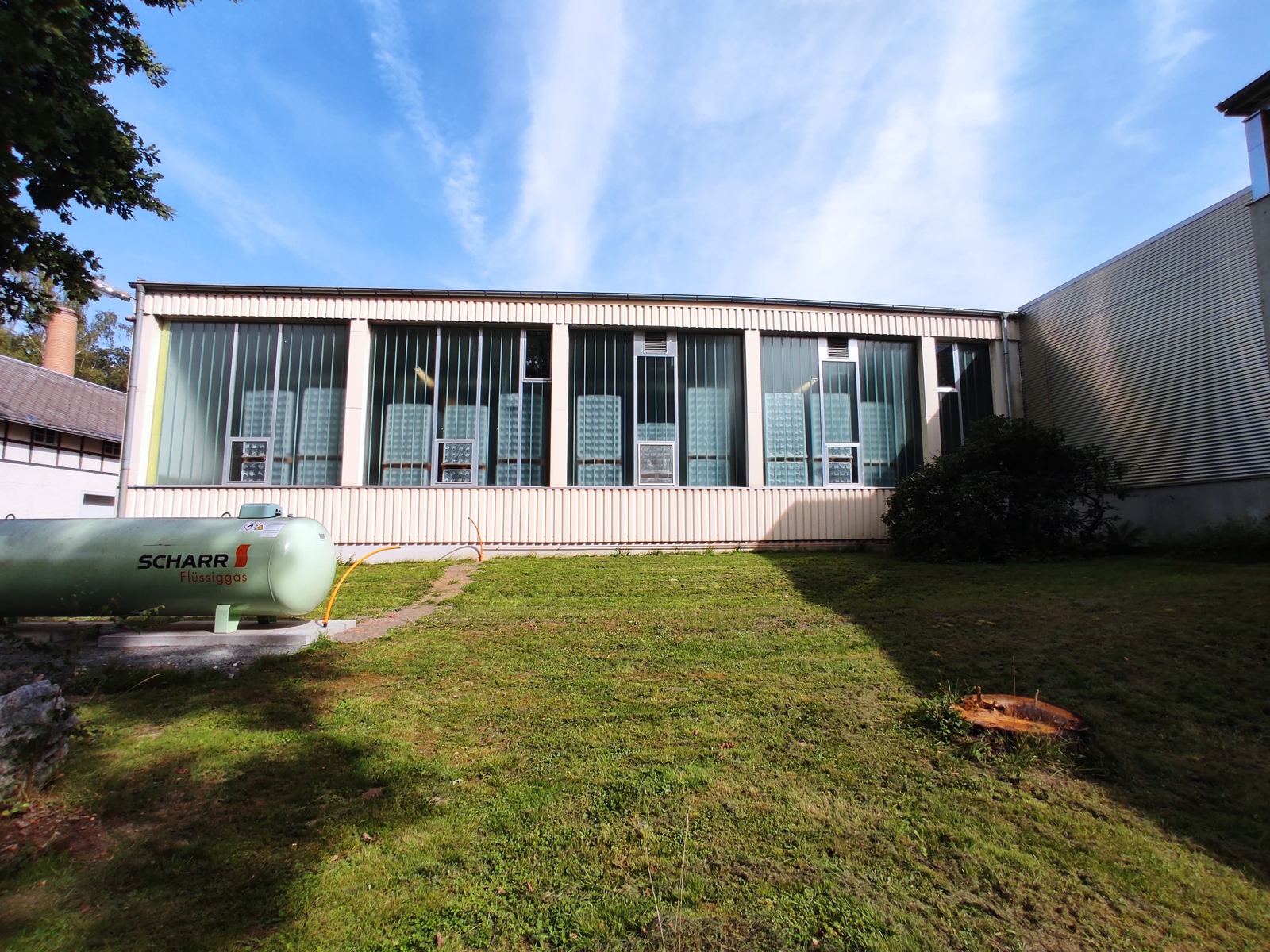 Hallenfassade mit Glasbausteinfenstern